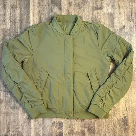 Lululemon Women’s Warm Two Ways Reversible PrimaLoft Bomber Jacket Mossy Size 8 - Picture 5 of 10